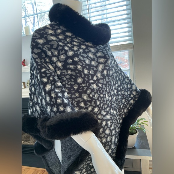 Black Gray White Leopard Print Poncho Faux Fur Trim Elegant Travel Resort Womans - Picture 5 of 7